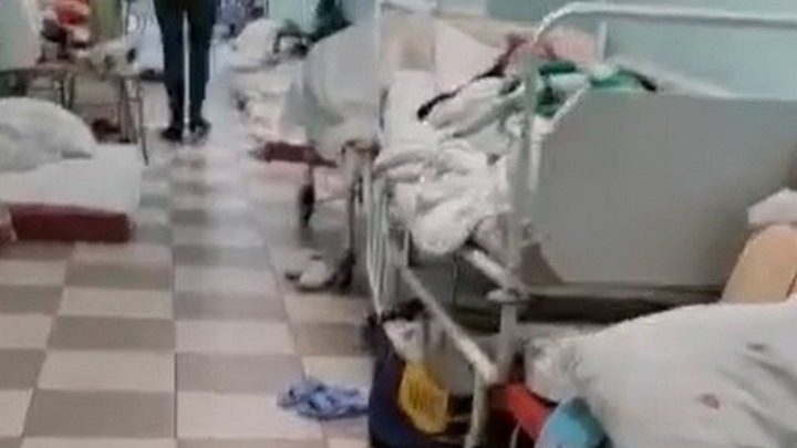 Люди на полу и в коридоре. Видео из коронавирусного отделения в городской больнице №15 в Петербурге