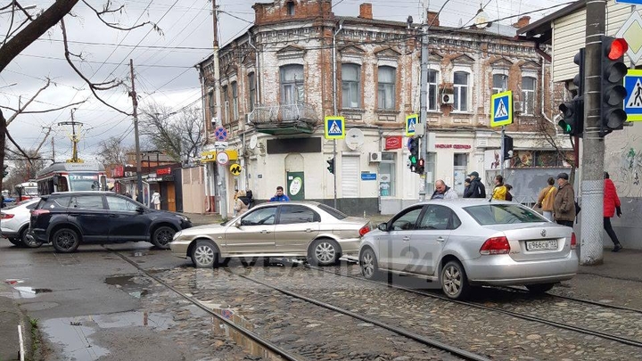 В центре Краснодара трамваи встали из-за ДТП на рельсах с двумя авто