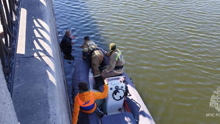 Девушка упала в реку Исеть в Екатеринбурге и не смогла выбраться на набережную