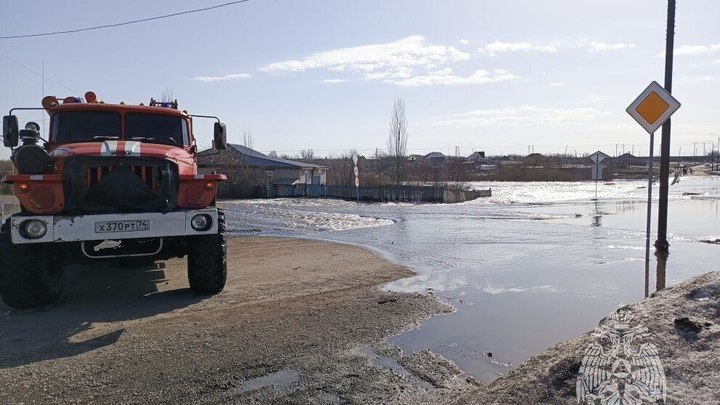 В Челябинской области река вышла из берегов и затопила автомобильную дорогу