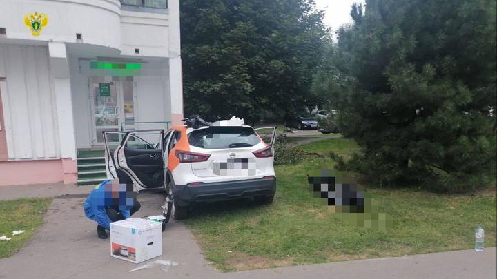 Четверо подростков угнали машину каршеринга и врезались в дом в Москве