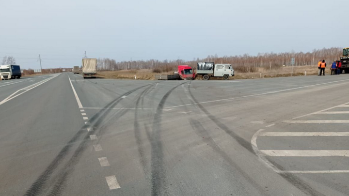 Водитель Mercedes погиб в ДТП с грузовиком в Новосибирской области