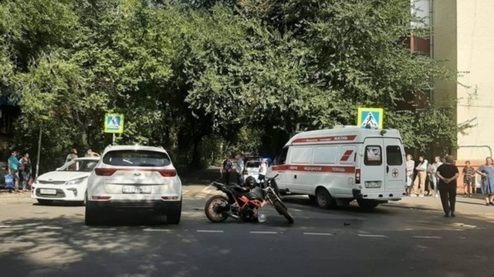 В Ростове-на-Дону пожилой водитель иномарки снёс молодого мотоциклиста на перекрёстке