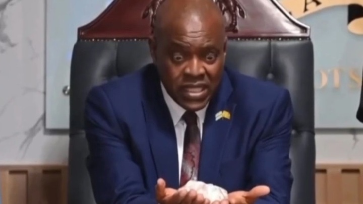 Президент Ботсваны вытаращил глаза при виде алмаза весом почти в полкило