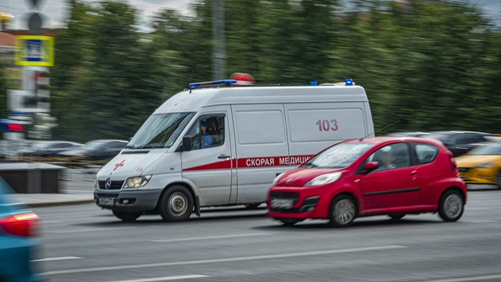 При столкновении грузовика и легковушки на трассе А-107 в Подмосковье погиб человек