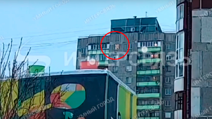 В Магнитогорске маленький ребёнок гулял по открытому окну на 10-м этаже