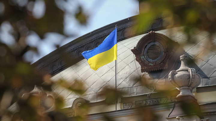 Вам нужно освежиться: Говорившего о пенсиях кандидата в президенты Украины облили водой в прямом эфире