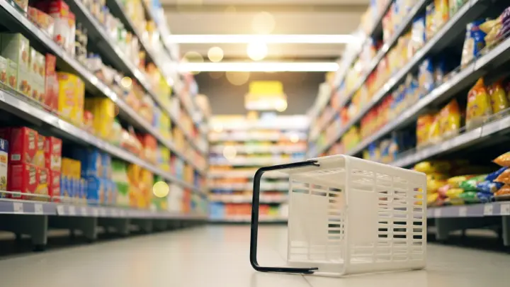Не скупайте всё подряд: Какими продуктами реально стоит запастись на фоне топливного кризиса