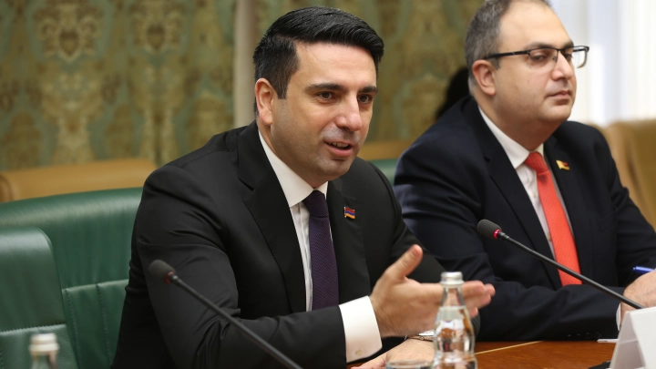 Спикер нацсобрания Армении назвал русских журналистов дегенератами