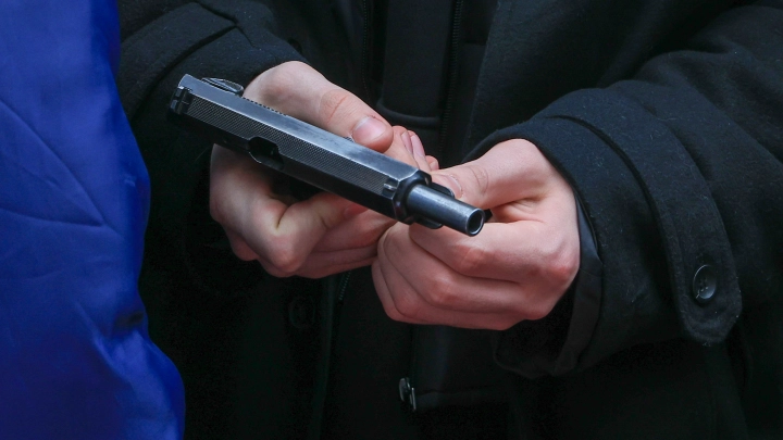В Каменск-Уральском утром открыли стрельбу возле ночного клуба. Двоих госпитализировали с ранениями