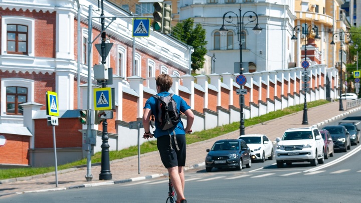 В Москве самокатчик выстрелил себе в штаны из ракетницы