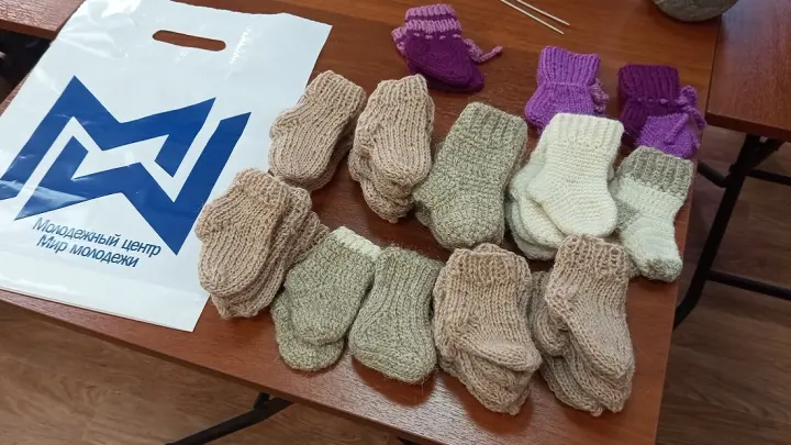 В Академгородке Новосибирска волонтёры вяжут маленькие носочки для недоношенных детей