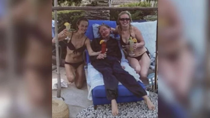 Женщины в бикини рядом с Хокингом, кто они на самом деле? Раскрыта правда о фото из дела Эпштейна