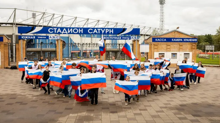 Волонтёры провели акцию с флагами в Раменском в честь праздника