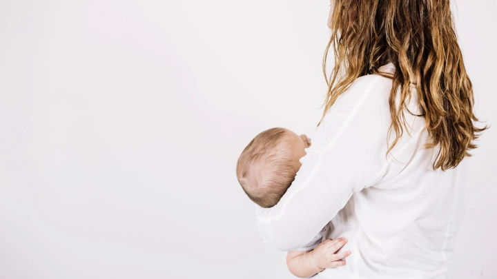 Бросившая ребенка в аэропорту Антальи Катя обжаловала лишение прав