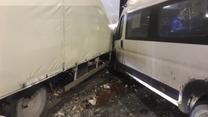 В ДТП с маршруткой и грузовиком в Иванове пострадали 4 человека