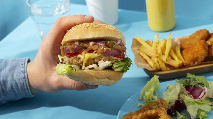 Игры соцсетей довели до реанимации: мужчина проглотил бургер и едва не умер