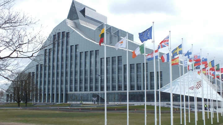 Европарламент одобрил резолюцию, в которой запрашивает истребители, вертолеты и ракеты для Киева