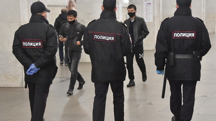 Полицейские очень тактично запинали парня, пришедшего без маски в метро