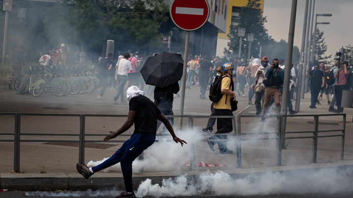 На протестах во Франции применяется переданное Украине оружие – МИД России