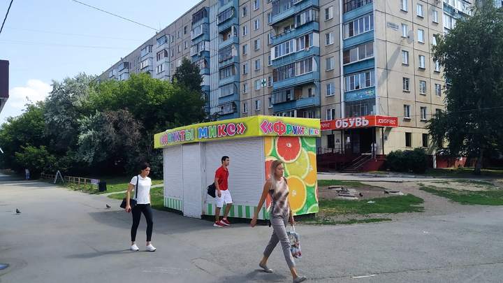 На оживленном перекрестке Челябинска прямо на газоне вырос серый ларек