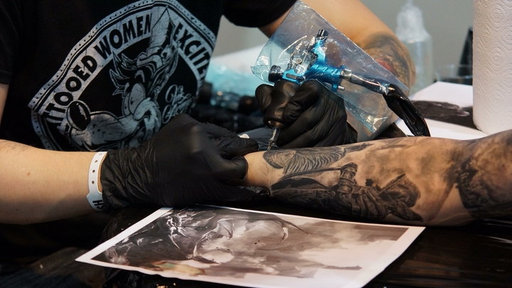 Житель Запорожской области за сутки перебил все националистические татуировки