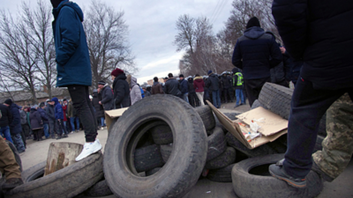 Разная реакция и плохая охрана санатория: Очевидцы рассказали о беспорядках в Полтавской области