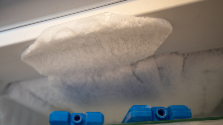 Как правильно размораживать холодильник: Эксперт дал два важных совета