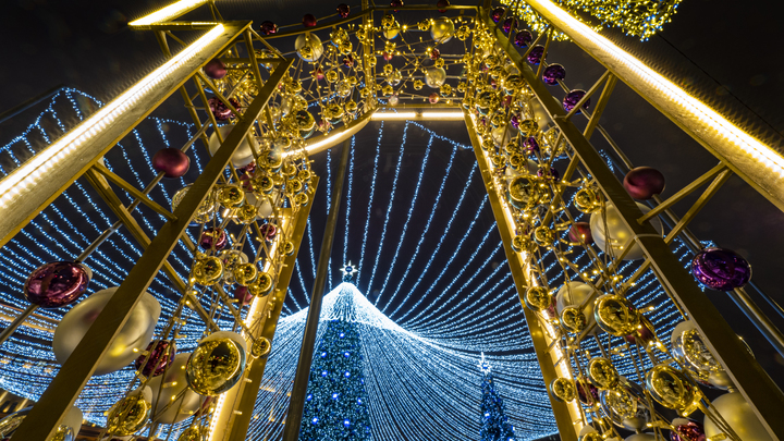 На праздник к нам пришла: Ковид не смог лишить российские города традиционной ёлки