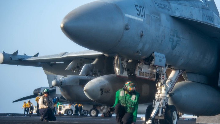 США начали тайные поставки вооружения в Молдавию — Додон