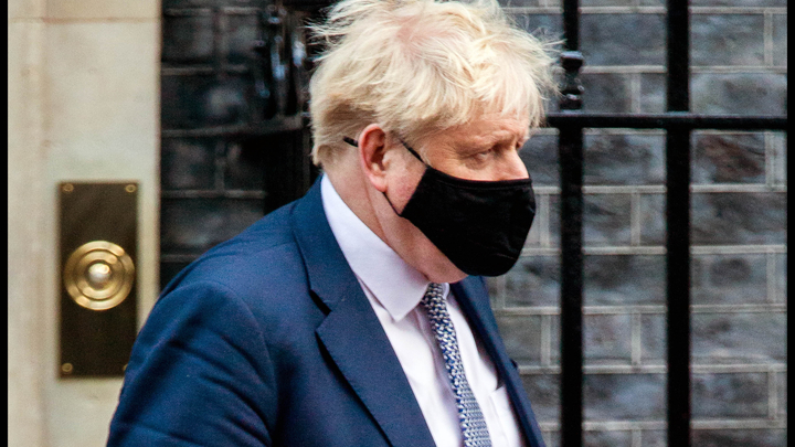 Британский “король вечеринок” Джонсон после скандалов со своим участием отменяет масочный режим