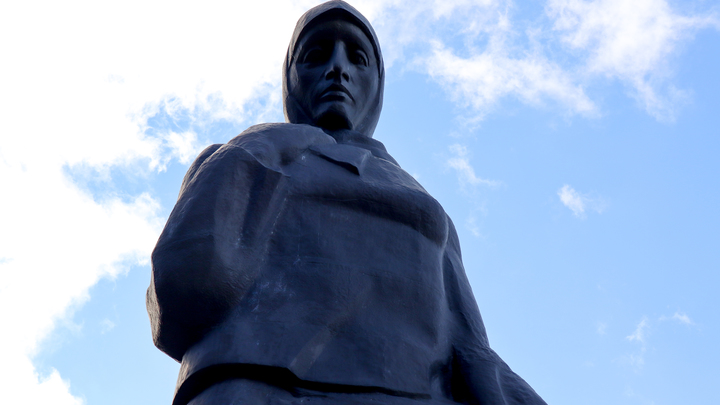 Запорожская молодежь возложила цветы к памятнику Скорбящей матери