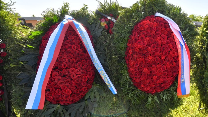 В Сибири коллекторов наказали за брошенные у дома пенсионерки похоронные венки из-за чужого долга