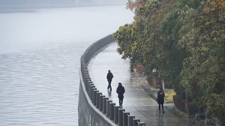 Самое опасное начнётся в пятницу: Синоптик предупредил об аномальной погоде в России