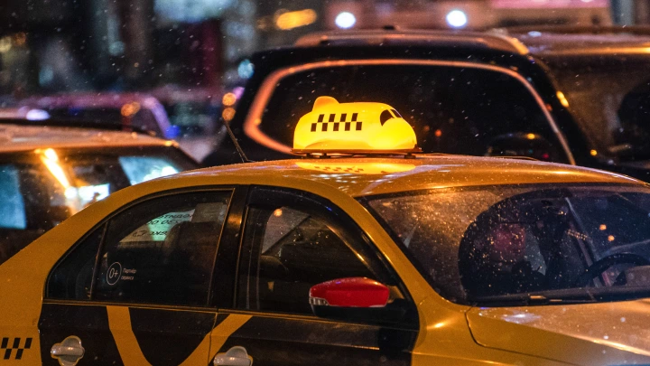 В России объявились диванные таксисты: Новосибирцы обогатились на 3,5 миллиона рублей, не выходя из дома