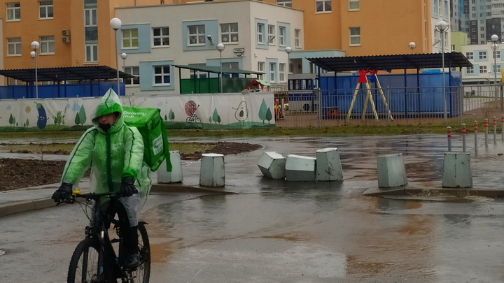 Более 700 курьеров Delivery Club вышли на забастовку в Петербурге: гоняют по всему городу