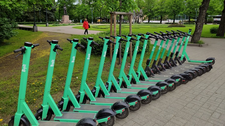 Электросамокаты хотят загнать под категорию: Депутат объяснил, на что расчёт