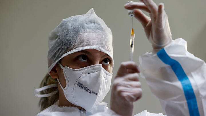 Вакцина от COVID-19 начала массово убивать, русскую панацею Запад закупает контрабандой