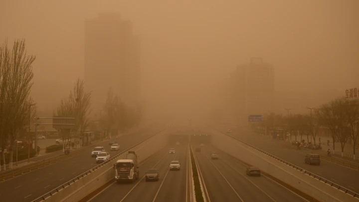 Будет бушевать: Жителей Китая попросили оставаться дома из-за разгула стихии