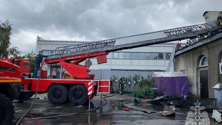 В Новосибирске загорелось здание Ленинского рынка