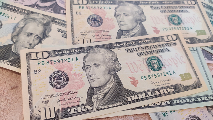 Доллар станет туалетной бумагой: Экономист подсказал, как спасти свои деньги