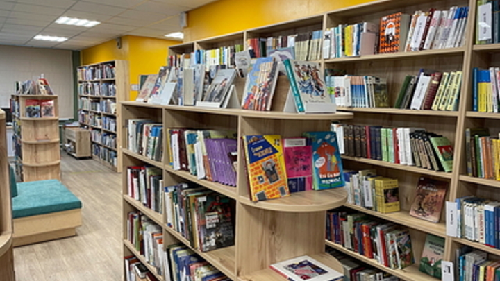 Психотерапевт объяснил увлечение подростков книгами про нетрадиционные отношения