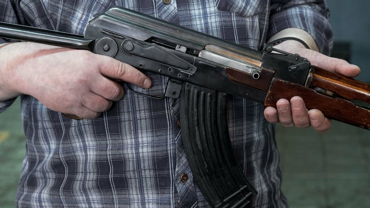 Киев бесконтрольно раздаёт оружие: Уголовники получили автоматы