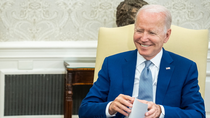 Кто же из них православный?: Захарова о странном снимке Байдена с Зеленским в Киеве