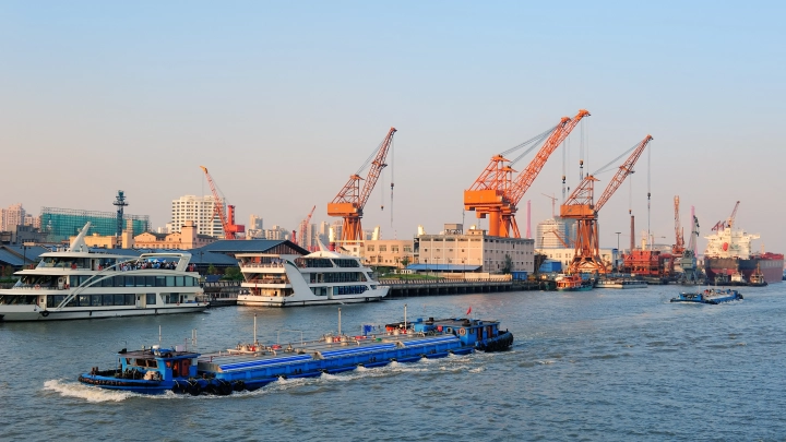 Осколок иранской ракеты упал на палубу судна с русскими моряками в порту Дубая