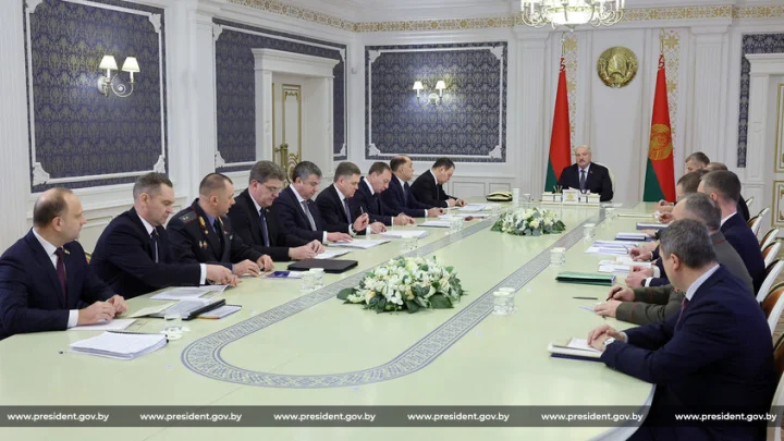 Лукашенко запретил правительству тратить деньги на офисы для чиновников и прочее барахло