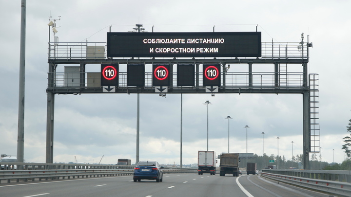 В Петербурге серьезные проблемы на ЗСД: съезд на набережную Макарова ограничен