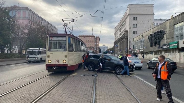 В центре Челябинска из-за ДТП остановилось движение трамваев