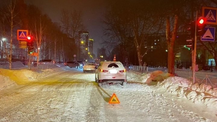 Автомобиль Mitsubishi сбил 10-летнюю девочку на переходе у школы в Новосибирске