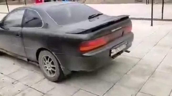 Водитель Toyota Corolla проехал по пешеходному парку Солнечный в Чите